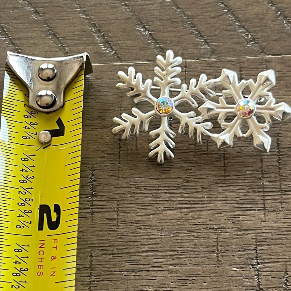 Silver‎ Snowflake Brooch with Iridescent Rhinestone Center - Picture 6 of 6